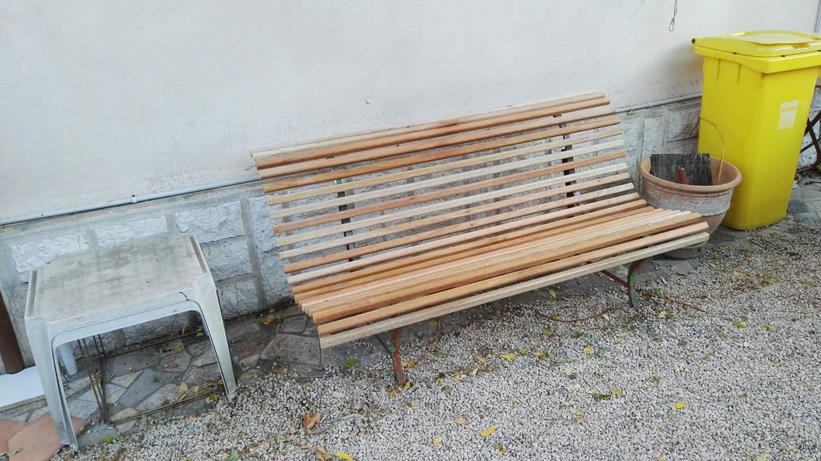 Banc de jardin composé de lames de bois